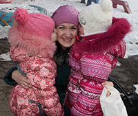 Юлия Мельникова, медсестра в роддоме, папа Саша – оперуполномоченный, дочерям Даше и Маше 5 и 3 года.